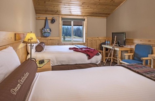Moran Cabin | The Perfect Nature Retreat! Dining Options, Bar, and Parking Included!