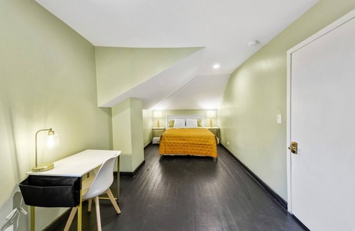 Fox Lake Hostel | The Randolph Hotel Room 313