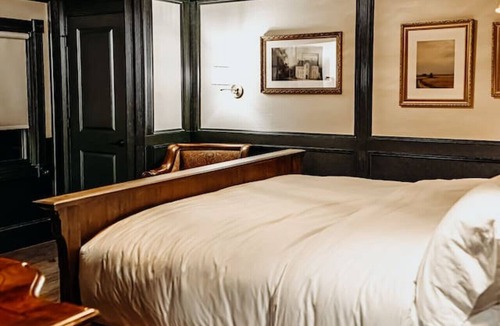 Tomahawk Hotel | The Sofia King Suite - Bootleggers Lodge on Lake Nokomis