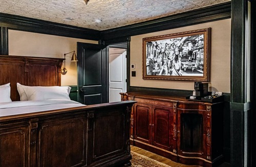 Tomahawk Hotel | The Sofia King Suite - Bootleggers Lodge on Lake Nokomis