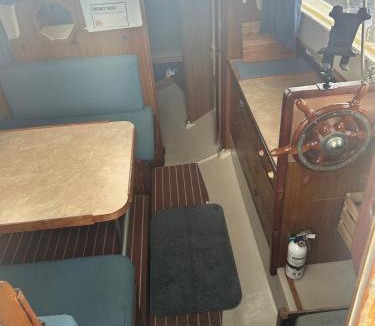 Rouses Point Boat Rental | The Sunshine boat