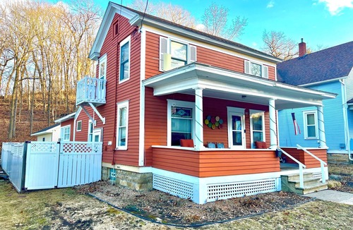 Red Wing House | The Tangerine Terrace - Charming 4-bedroom house in Red Wing with two king beds