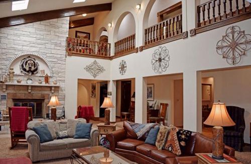 Red River House | The Villa - WiFi - Satellite - Fireplace - Washer - Dryer - Grill - Garage Access - Large Deck