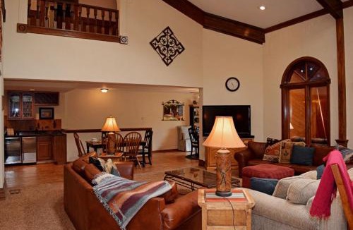 Red River House | The Villa - WiFi - Satellite - Fireplace - Washer - Dryer - Grill - Garage Access - Large Deck