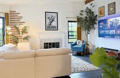 Santa Clarita House | This rustic midcentury home is located just outside the LA crime zone.