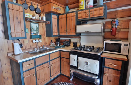 Hayward House | Three-bedroom with three queen beds and sofa sleeper, lake front on Big Round