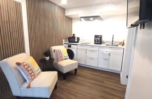 Guelph Apartment | Tiny ,1BR Guesthouse Studio