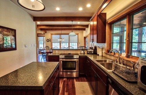 North Pole House | TOP RATED SKI LODGE/HOT TUB/MOUNTAIN VIEWS