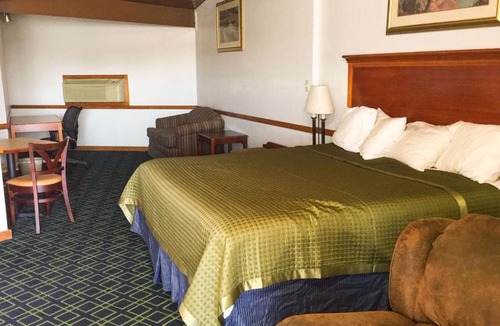 Clinton Hotel | Trade Winds Inn Clinton