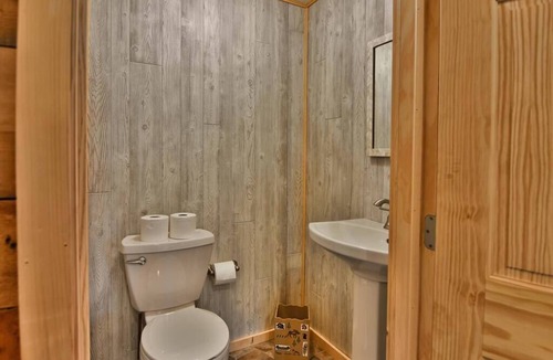 Clam Lake House | Trailhead Lodge-Downtown Clam Lake*Snowmobile trail access*