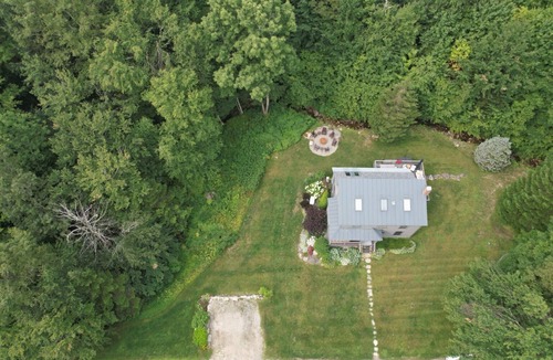 Londonderry House | Tranquil Brookside Retreat w/hot tub & fireplace - pet friendly