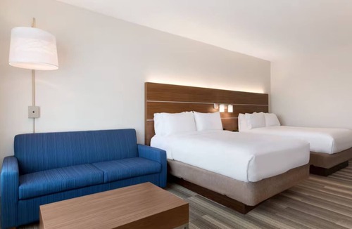 Roselawn Finance Hotel | Tranquil Cincinnati Retreat | Ideal for Weekend Explorers & for Unwinding