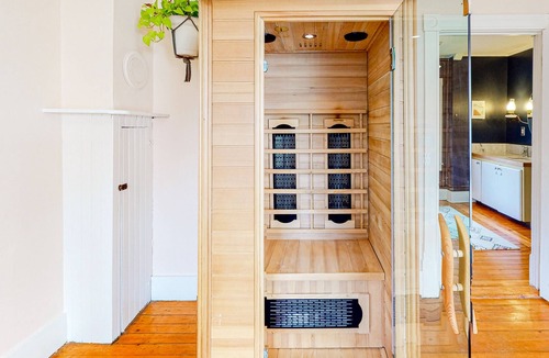 Northfield Other | Tranquil nature escape with lush yard, sauna, ideal location, fast WiFi & more