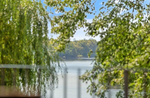 Fridley House | Tranquil property right on the Mississippi River with stunning panoramic views