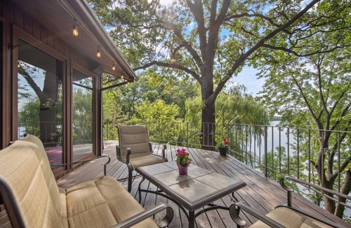 Fridley House | Tranquil property right on the Mississippi River with stunning panoramic views