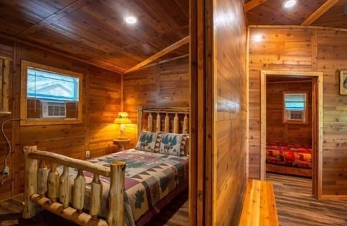 Manchester Cabin | Tree House Deluxe Cabin w/bath - Glamping with real trees growing in the center of the cabin!