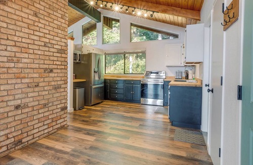Gold Beach House | Tree-Lined Gold Beach Retreat w/Multiple Decks!