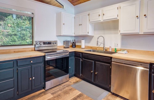 Gold Beach House | Tree-Lined Gold Beach Retreat w/Multiple Decks!