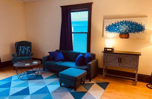 Powderhorn Apartment | Treetop Apartment in the Heart of MPLS