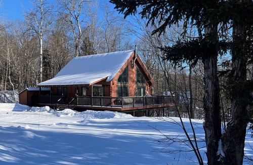 Wilmington Cabin | Trending Family Retreat- Deck-Pvt. Hot Tub -Clubhouse Pool, Game Room