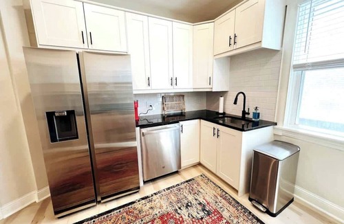 Lyn-Lake Apartment | Trendy and Stylish 3BR Uptown Unit