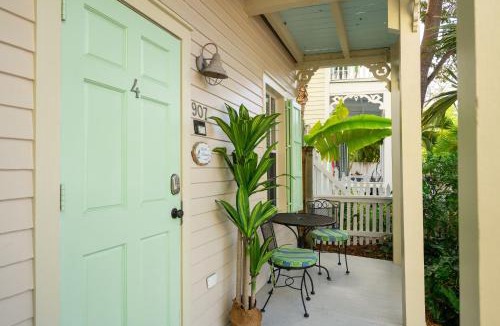 The Meadows Apartment | Tropical Heron Hideaway with Hot Tub, Pool