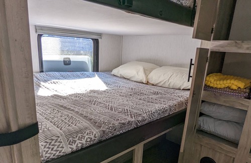 East Haven  Rutland County House | Truly 4 Season Brand New RV 20 min from Killington
