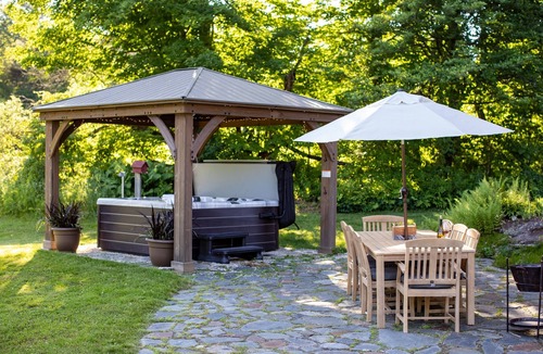 Johnson House | Two ponds, hot tub, sauna, 18 acres!