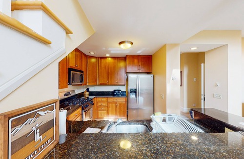 Proctorsville Condo | Two-story townhome with forest/mountain view, gas fireplace, pool, gym & saunas
