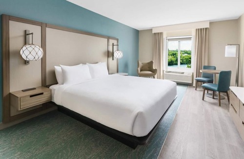 Florida Keys Hotel | Ultimate Marathon Key Getaway! Outdoor Pool, Free Breakfast, Pets Allowed!