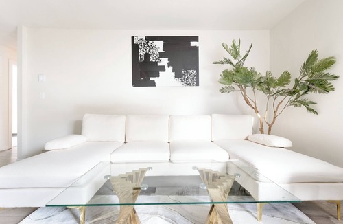 White Plains House | Ultra-Modern Luxe Sleek & Stunning Stay