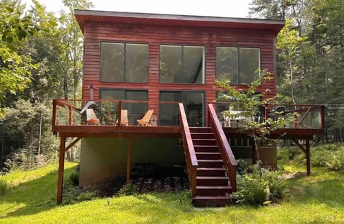 Elka Park House | Unique and Private 25ft Waterfall House in Hunter