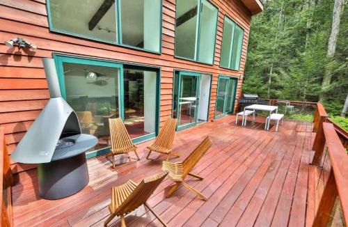 Elka Park House | Unique and Private 25ft Waterfall House in Hunter