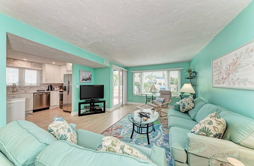 Longboat Key Condo | Unit #210 Sand Cay Beach Resort Pool View