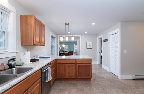 East Haven  Rutland County House | Updated Home, Near Killington and Okemo, Hot Tub, EV Charger