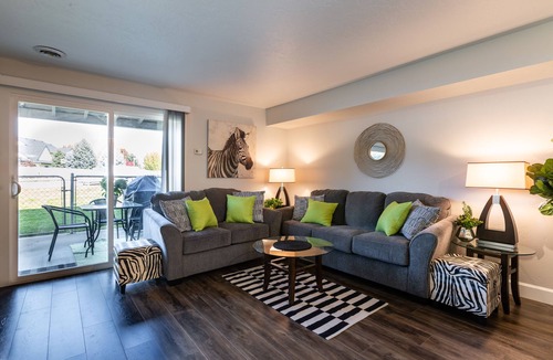 Eagle House | Updated Townhome, walk to shops, patio w/grill, Relocation Specialists
