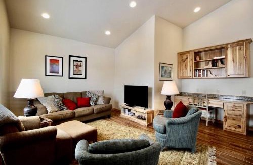 Whitehall House | Upper Level Ranch Accommodation for Glamping in Montana