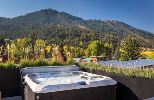 Jackson House | Upside Down East Jackson Brand New w/Chef's Kitchen & Hot Tub on Rooftop Deck