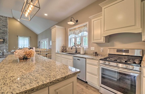 Owls Head House | Upstate Hideaway w/Hot Tub, 13 Mi to Malone!
