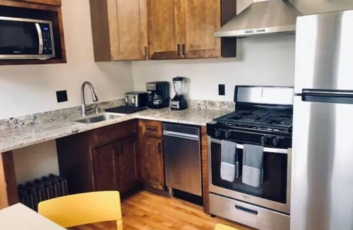 Lowry Hill East Apartment | Uptown Lifestyle for Large Groupsnn