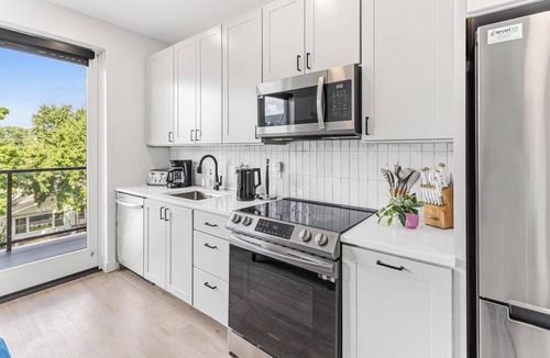 Kingfield Apartment | Urban 1BD Escape mins to DT w Gym, Wifi & Balcony