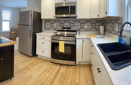 Duxbury House | Waterbury Village Hideaway with Hot Tub