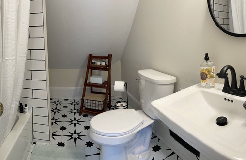 Duxbury House | Waterbury Village Hideaway with Hot Tub