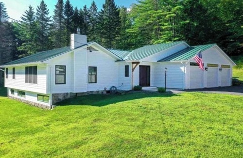 Waterbury House | Clean, perfect home a mile from historic Waterbury