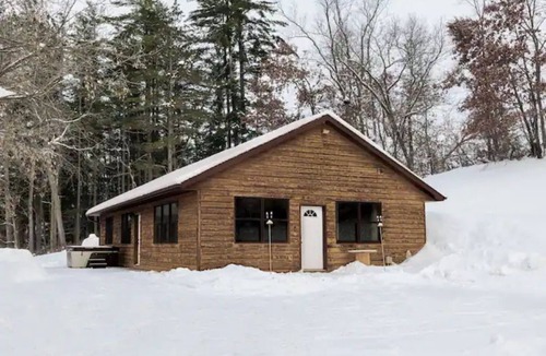 Coon Valley Cabin | Valley Lodge w/Hot Tub & Arcade.