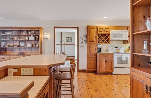 Quechee House | Views, Game Room/Bar, and more - beautiful 5BD/3.5BA home! Sleeps 10