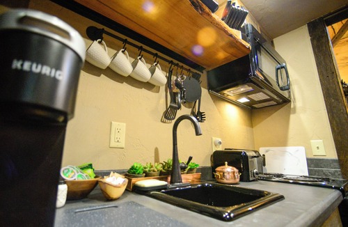 Guilford Ski Chalet | Vikings Villages Resort - Double Bed Room