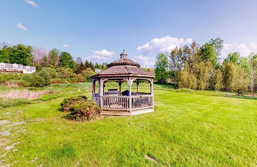 Waterbury Center Apartment | Vintage farmhouse studio with on-site hot tub - near year-round recreation