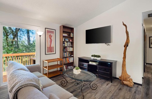 Western House | Wake Robin House - Comfortable & Close to Campus home