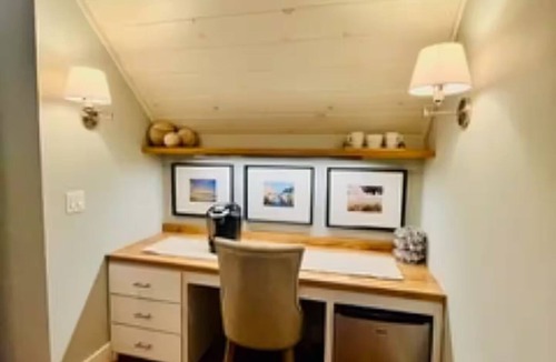 Huletts Landing House | Walk to Lake, Hot Tub, Beach, Boat launch, fire pit, marina, lake access, creek.